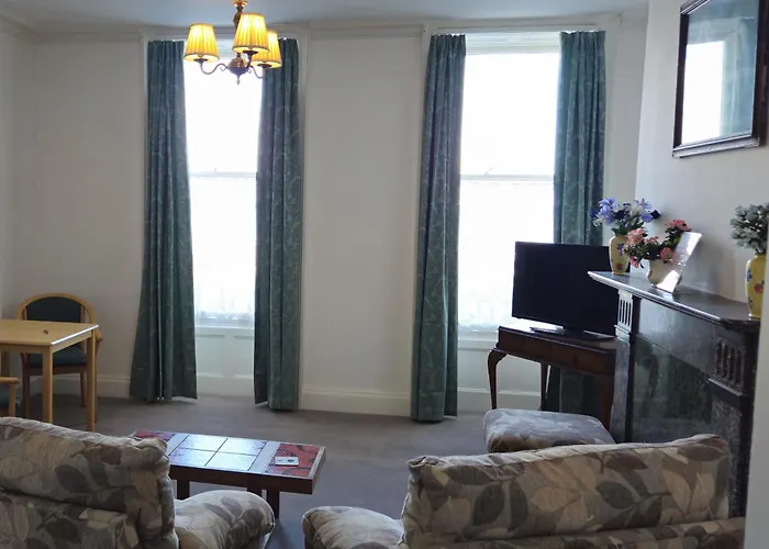 Spacious Seafront Apartment, Beach & Sea Views, Parking