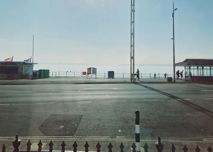 Spacious Seafront Apartment, Beach & Sea Views, Parking