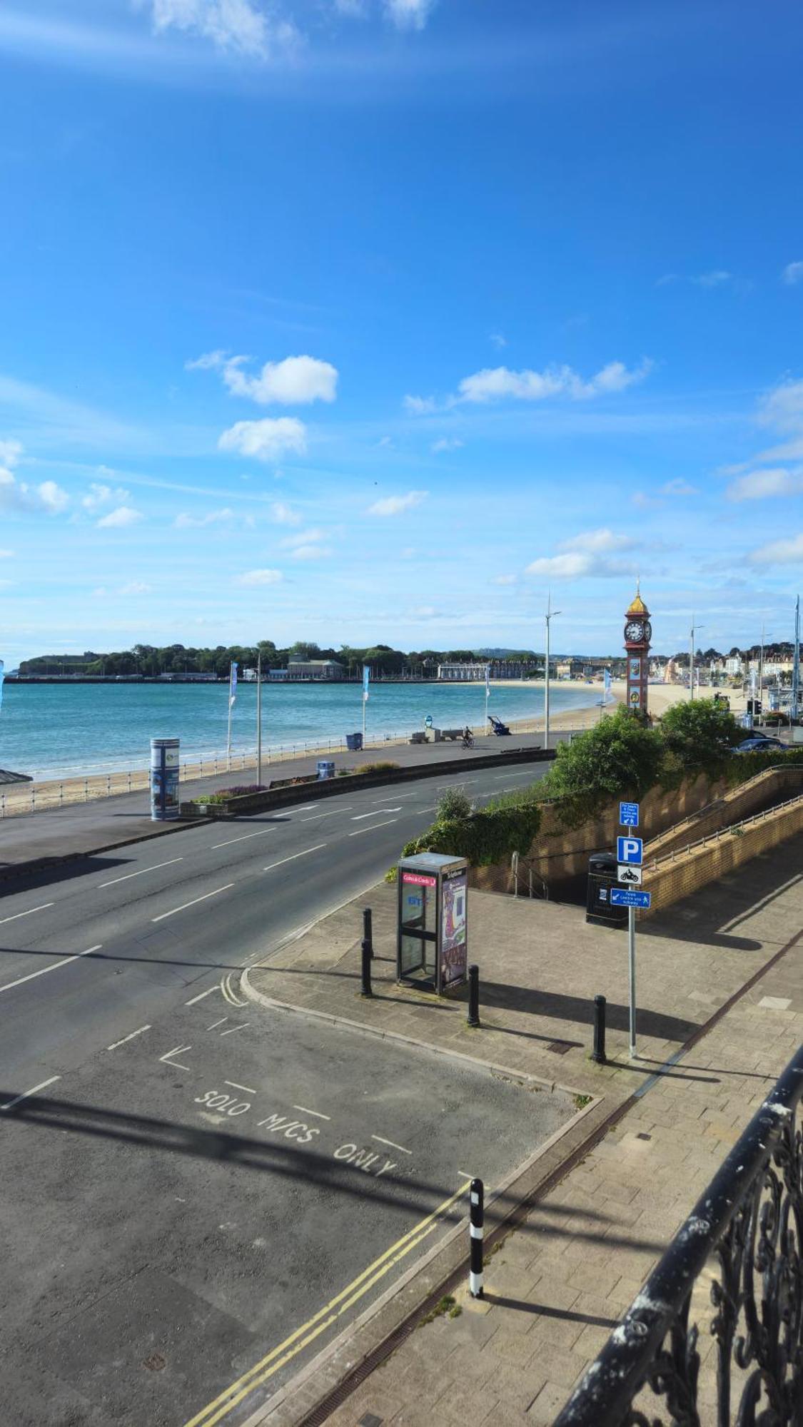 Spacious Seafront Apartment, & Sea Views, Parking