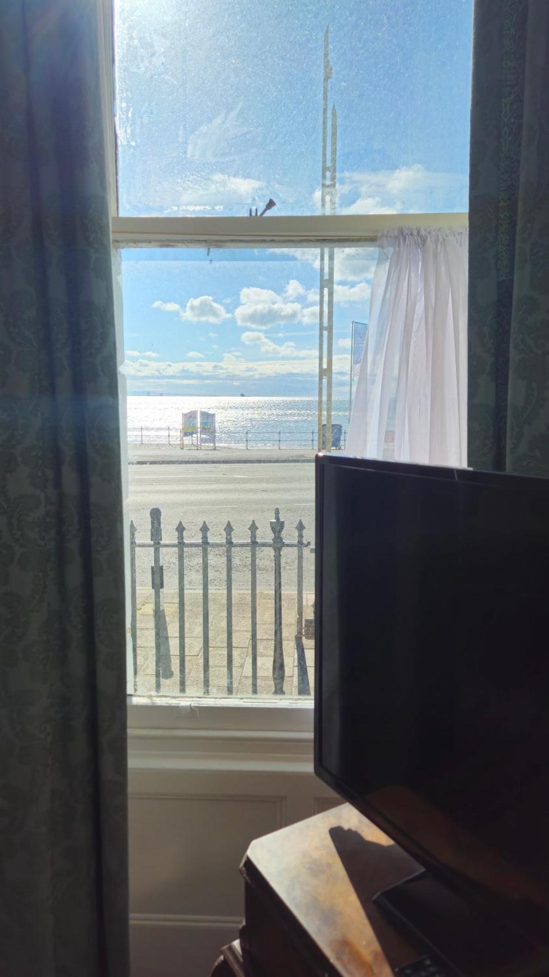 Spacious Seafront Apartment, & Sea Views, Parking Apartment Weymouth
