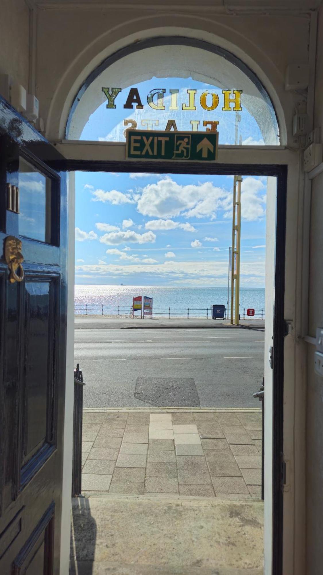 Apartment Spacious Seafront Apartment, & Sea Views, Parking