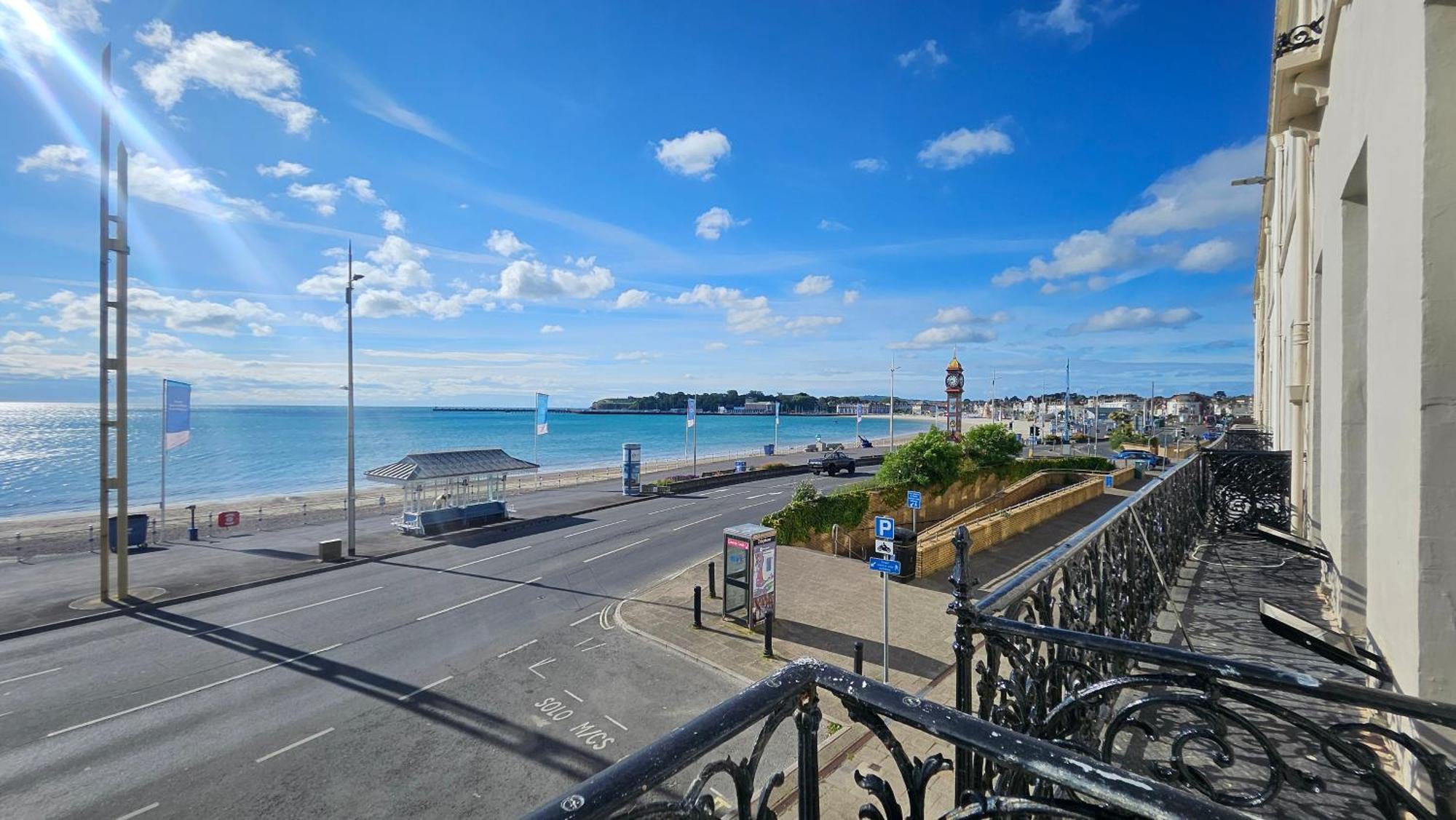 Apartment Spacious Seafront Apartment, & Sea Views, Parking