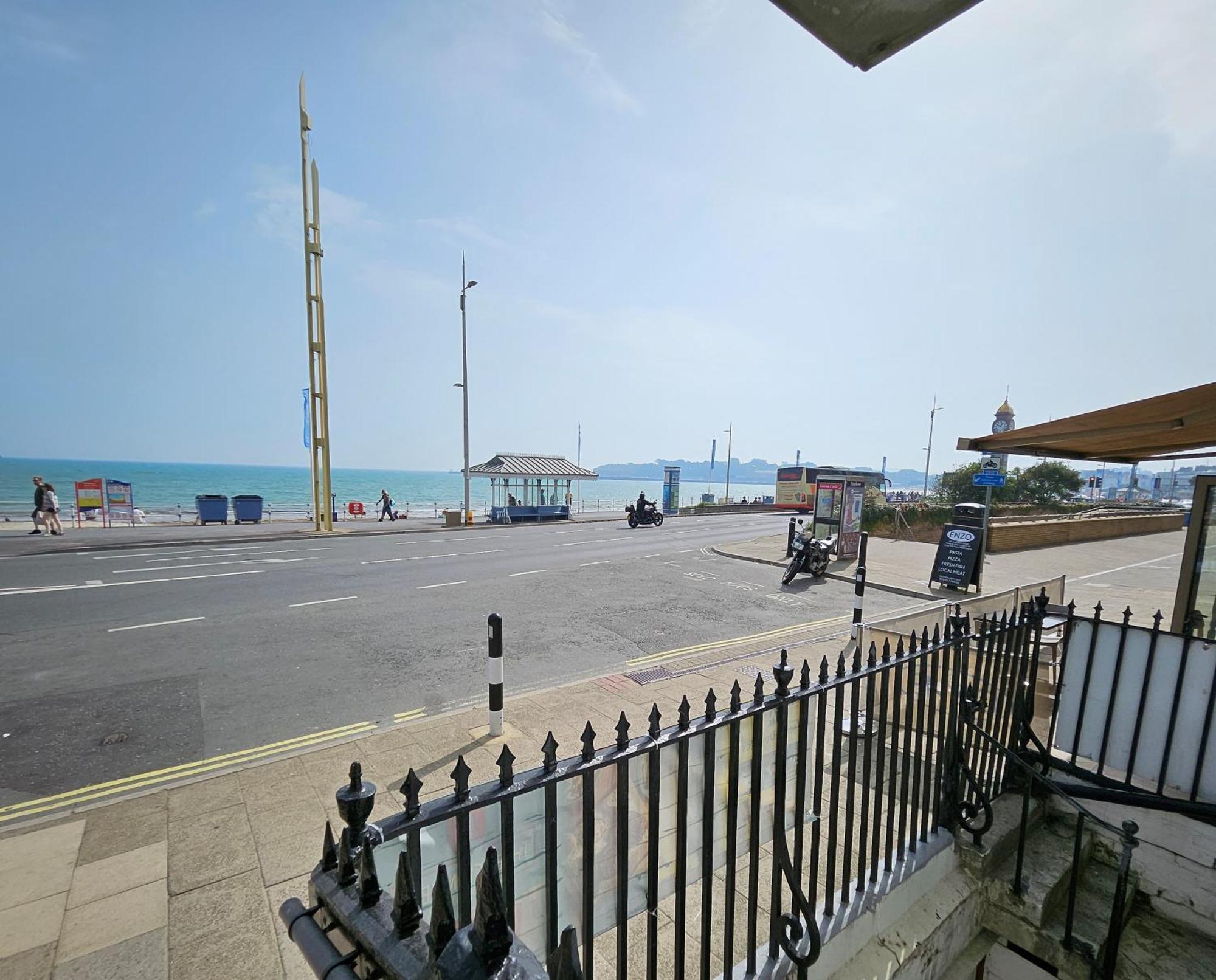 Apartment Spacious Seafront Apartment, & Sea Views, Parking *