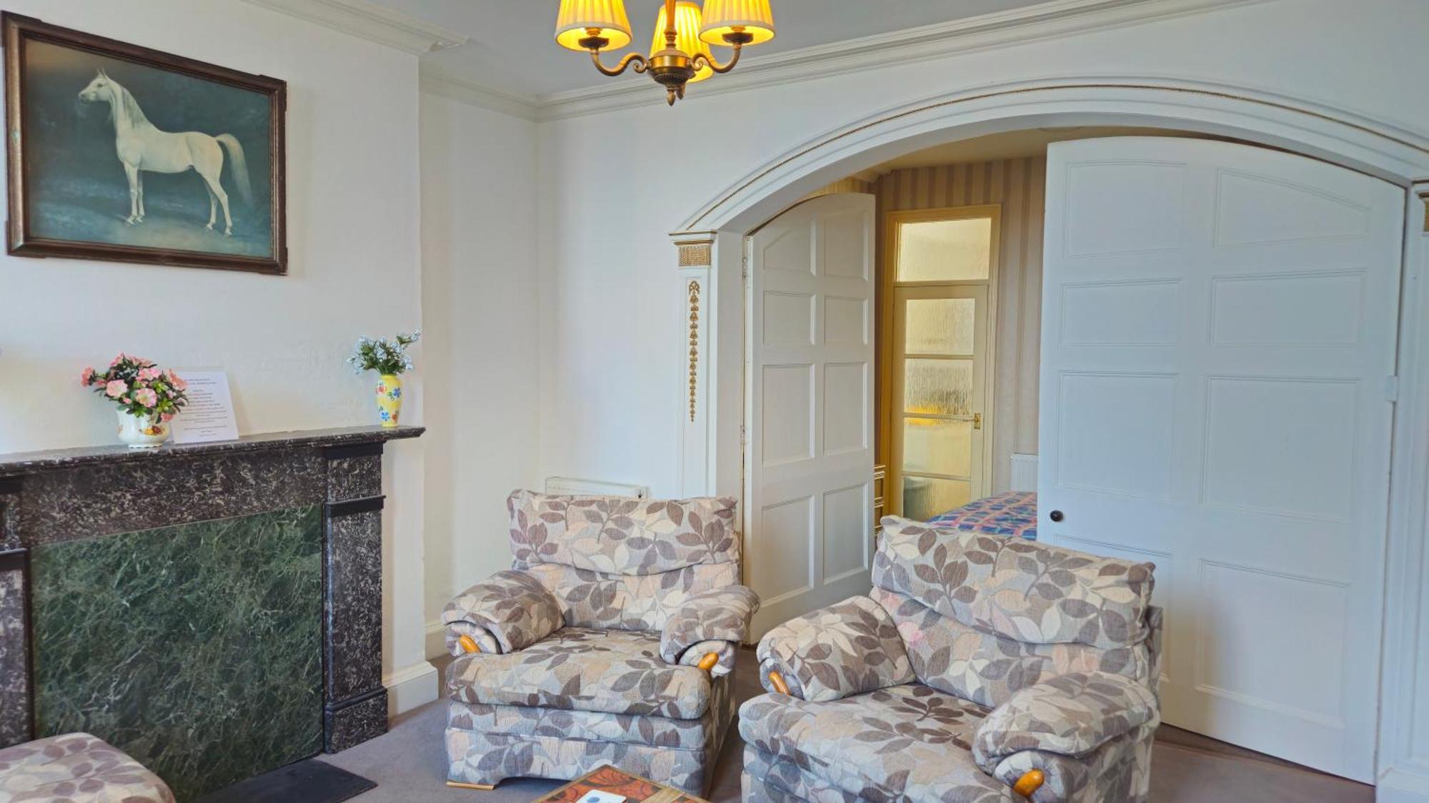 Spacious Seafront Apartment, & Sea Views, Parking *