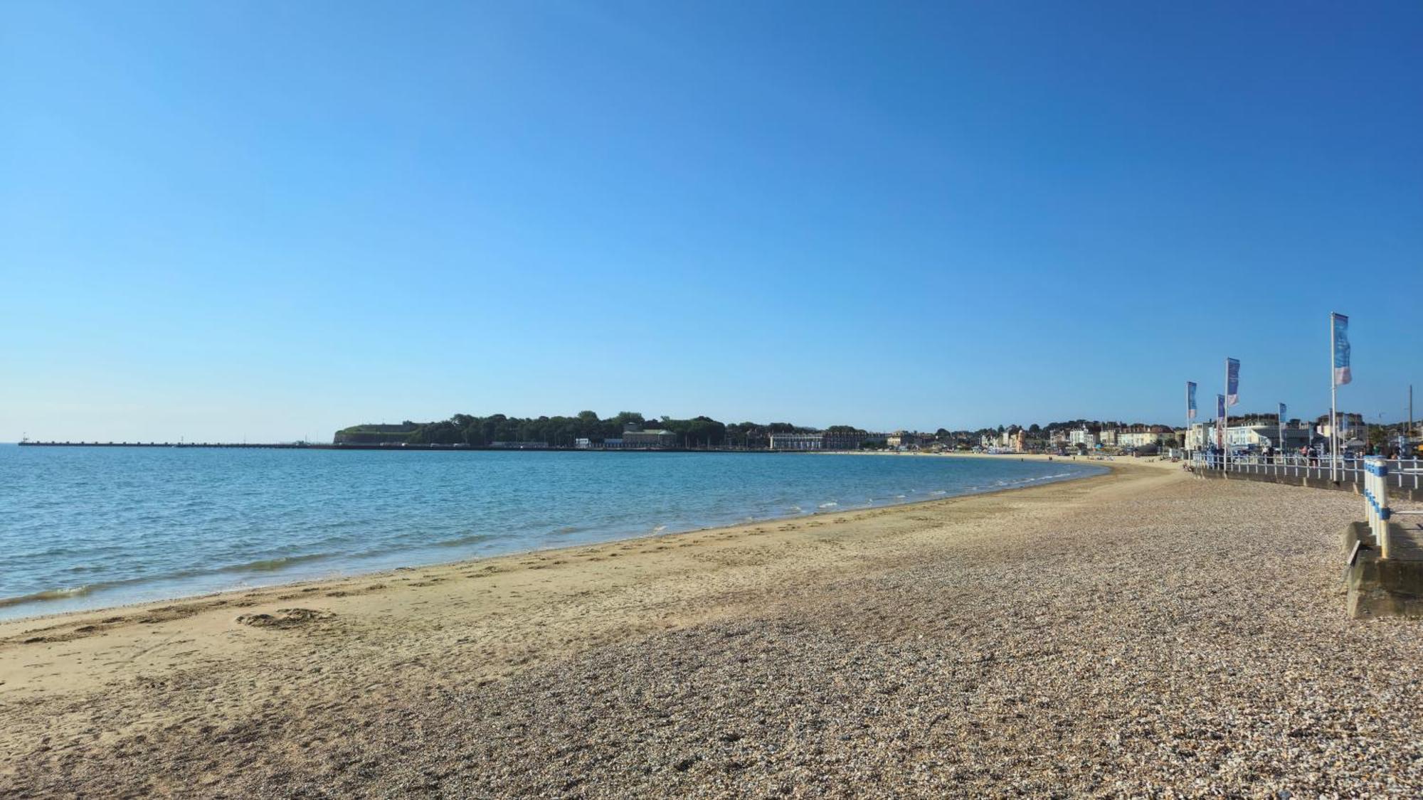 Apartment Spacious Seafront Apartment, & Sea Views, Parking *