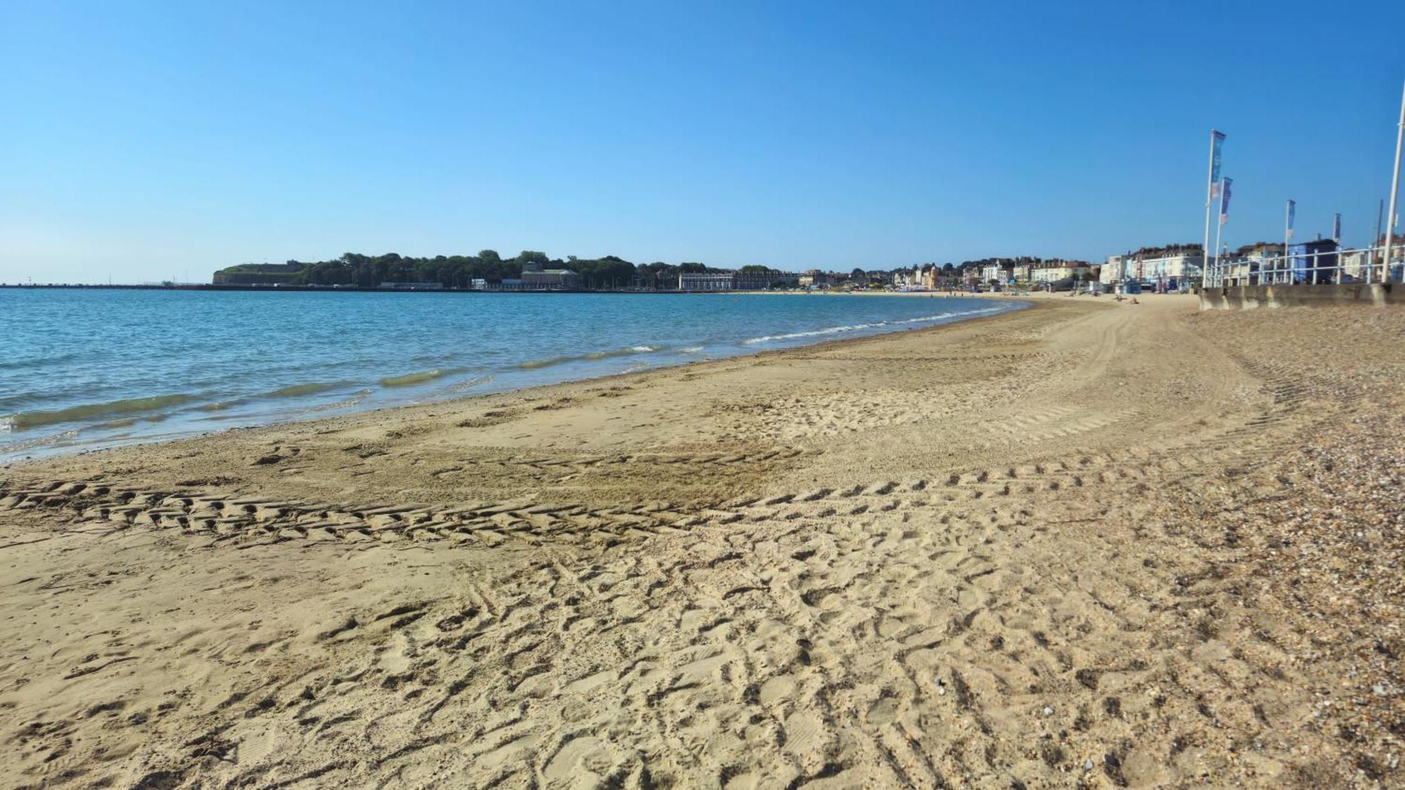 Apartment Spacious Seafront Apartment, & Sea Views, Parking