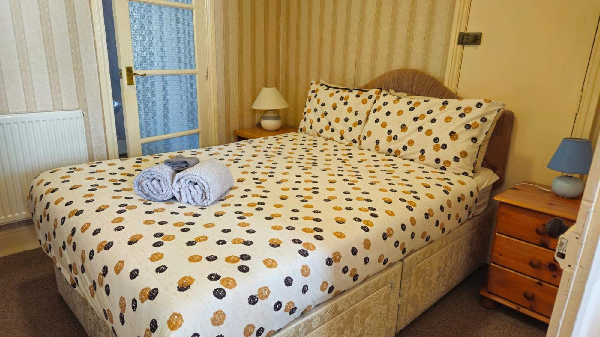 Spacious Seafront Apartment, & Sea Views, Parking * Weymouth