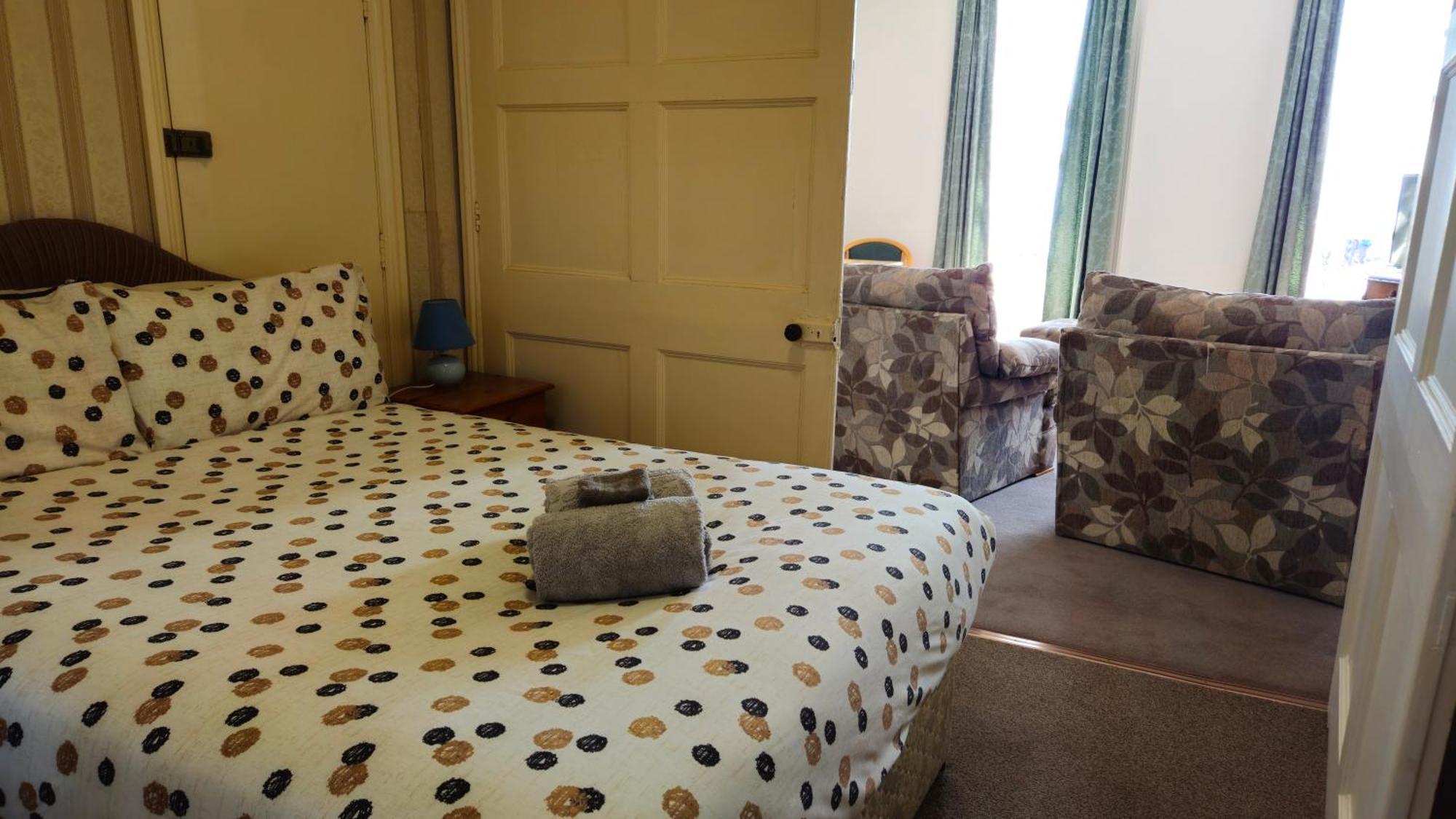 Spacious Seafront Apartment, & Sea Views, Parking * Weymouth
