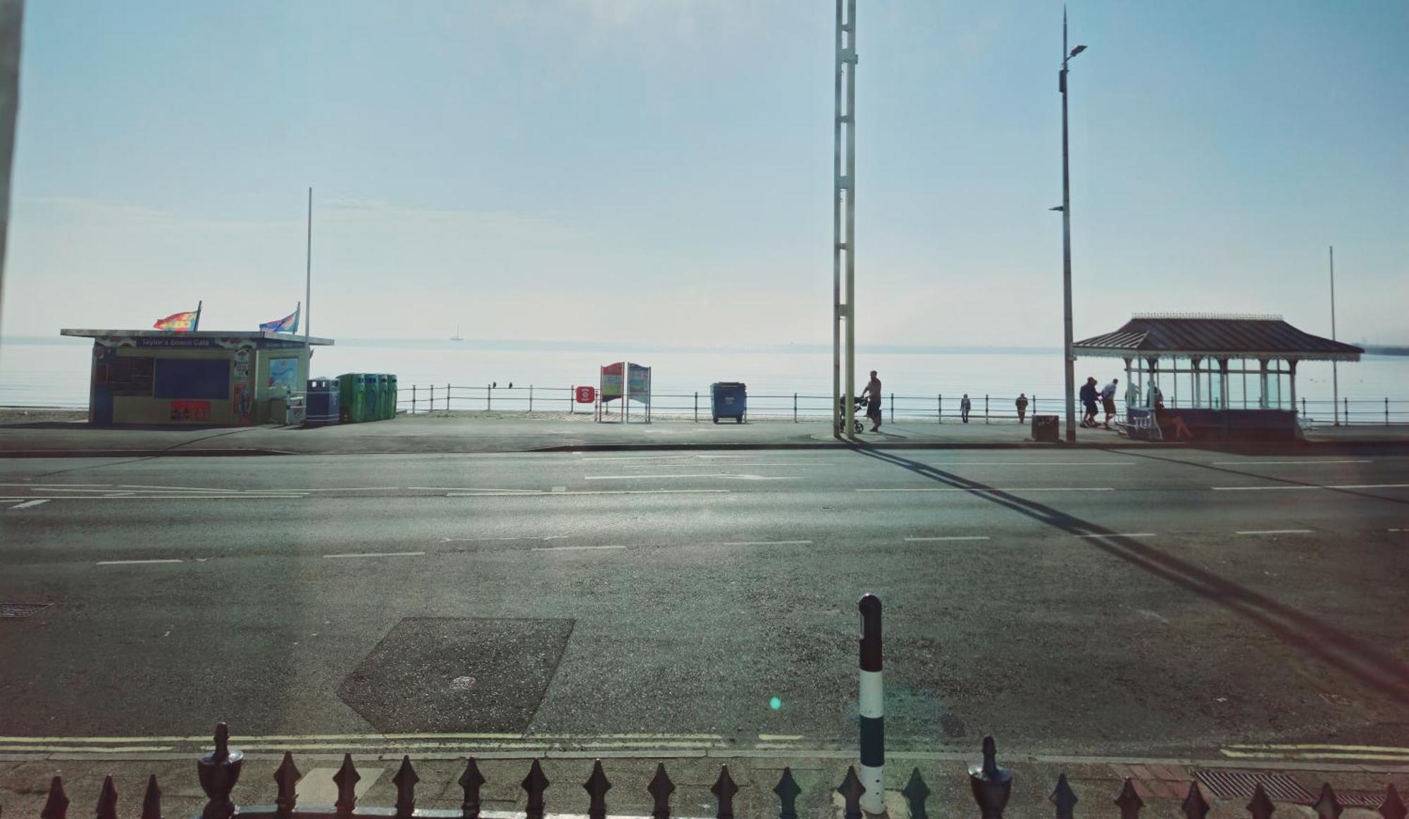 Spacious Seafront Apartment, & Sea Views, Parking *