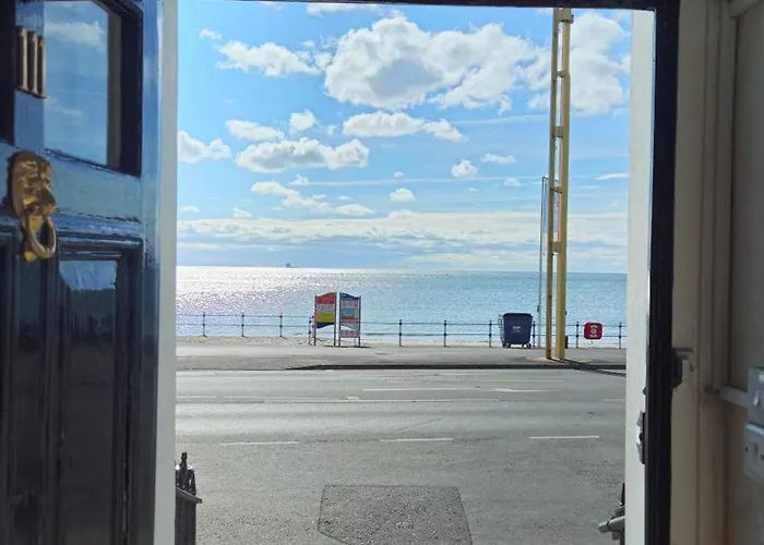 Spacious Seafront Apartment, Beach & Sea Views, Parking