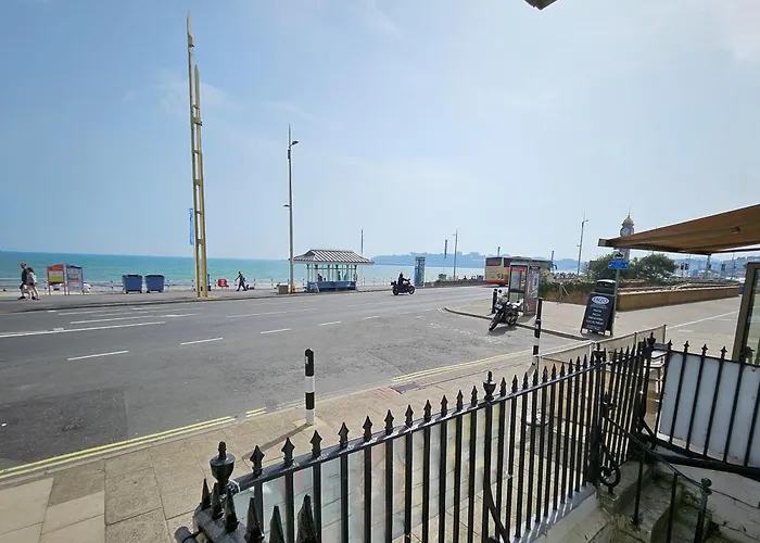 Spacious Seafront Apartment, Beach & Sea Views, Parking