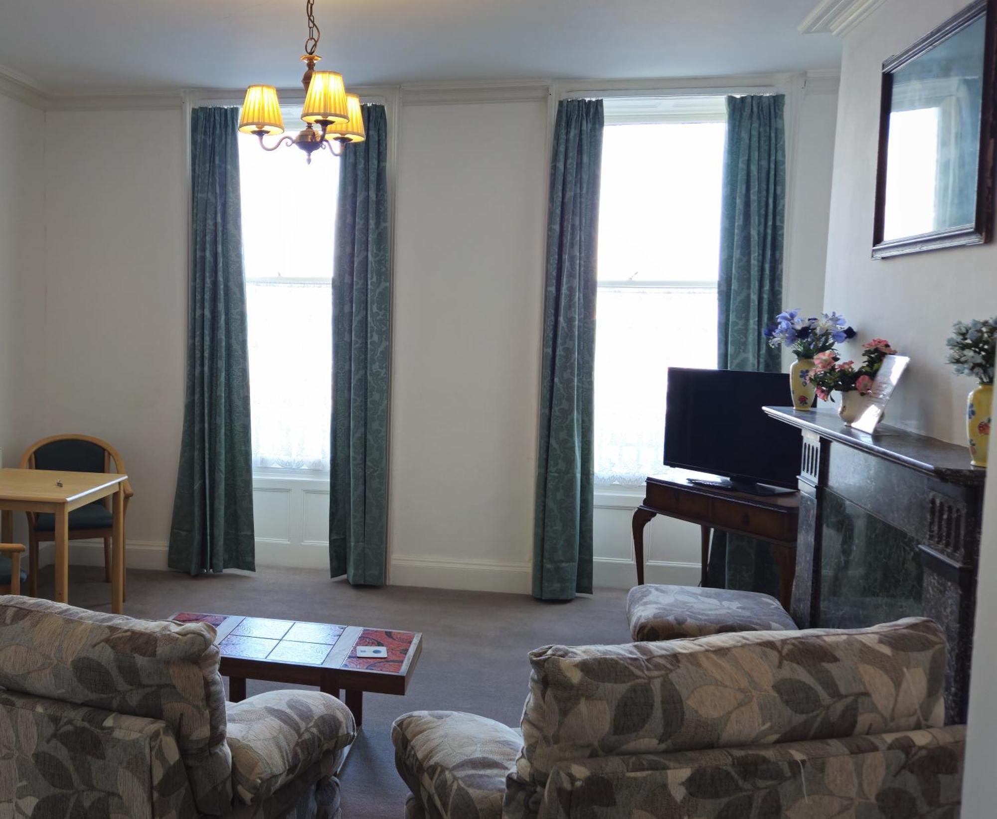 Spacious Seafront Apartment, & Sea Views, Parking Appartement